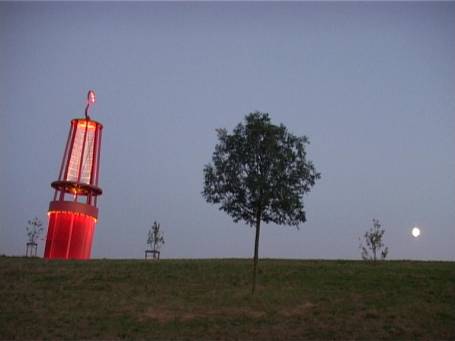 Moers : Halde Rheinpreussen, Grubenlampe bei Vollmond